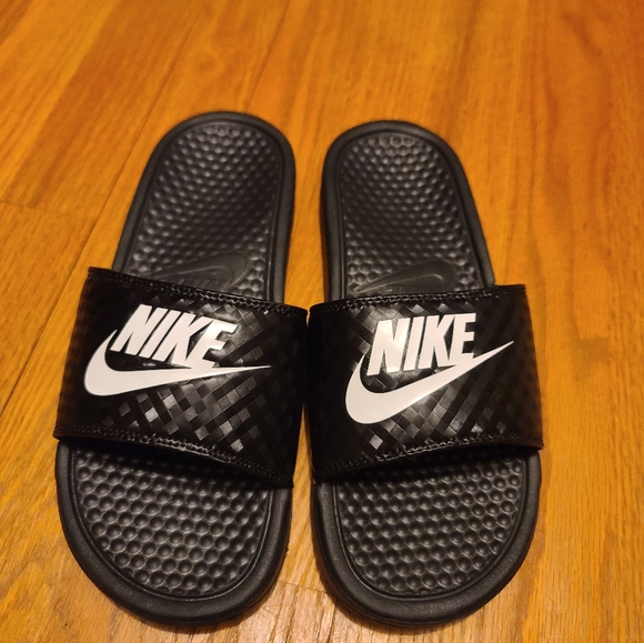 Nike Shoes - Nike Benassi slides